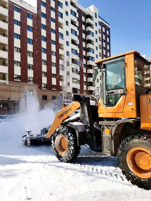 长春悦豪启用专业扫雪车,提高园区清雪作业效率,让道路清扫效果更优.